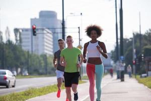 grupo multiétnico de pessoas na corrida foto