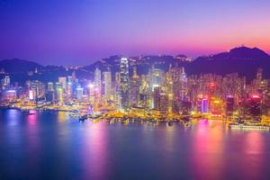 crepúsculo do porto de victoria em hong kong, china foto