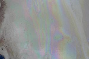 petróleo bruto na água do mar e reflexão do arco-íris foto