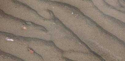 ondas de areia na praia foto