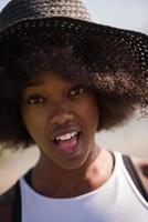 fechar o retrato de uma bela jovem afro-americana sorrindo e olhando para cima foto