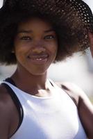 fechar o retrato de uma bela jovem afro-americana sorrindo e olhando para cima foto