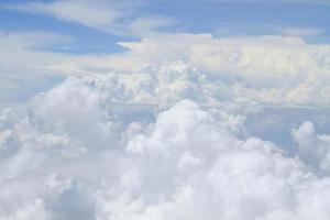 avião acima das nuvens foto