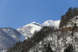 montanha coberta de neve em takayama japão foto