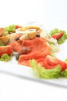salada de salmão fresco foto