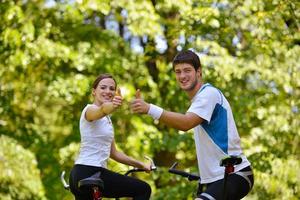 casal feliz andando de bicicleta ao ar livre foto