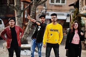 grupo de amigos asiáticos posou juntos na rua ao ar livre. foto