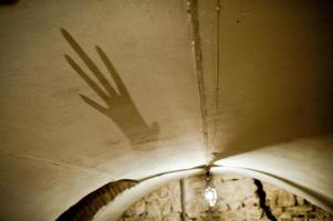 sombra de mão assustadora no teto do castelo assombrado. foto