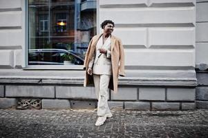 homem afro elegante em terno e casaco bege old school. elegante jovem homem africano na jaqueta casual no torso nu. foto