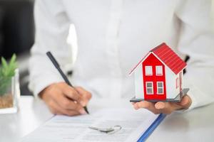 investidores assinaram um contrato, comprando e vendendo imóveis. investimento imobiliário e conceito financeiro de hipoteca de casa. foto
