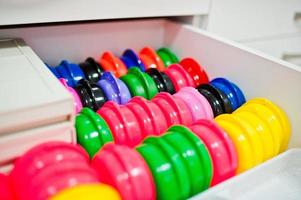 ferramentas de dentista coloridas diferentes no consultório odontológico. foto