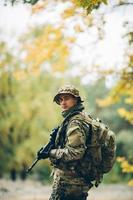 soldado com rifle na floresta