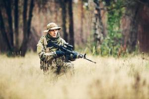 soldado com rifle na floresta