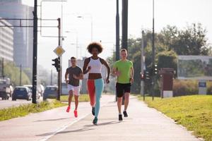 grupo multiétnico de pessoas na corrida foto