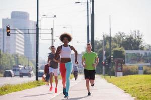 grupo multiétnico de pessoas na corrida foto