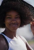 fechar o retrato de uma bela jovem afro-americana sorrindo e olhando para cima foto