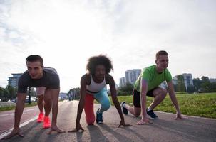 grupo multiétnico de pessoas na corrida foto