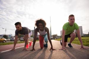 grupo multiétnico de pessoas na corrida foto