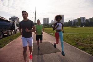 grupo multiétnico de pessoas na corrida foto