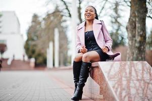 jovem elegante linda afro-americana na rua, vestindo casaco de roupa de moda. foto