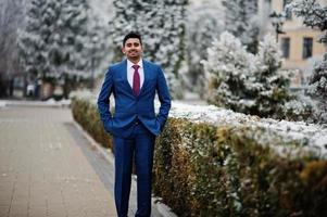 elegante modelo de homem elegante indiano de terno posou em dia de inverno. foto