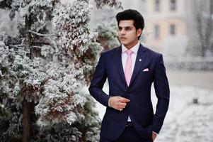 elegante modelo de homem macho indiano de terno e gravata rosa posou em dia de inverno. foto