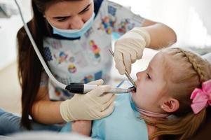 menina na cadeira do dentista. crianças odontológicas. foto