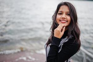 feche o retrato de uma jovem bela adolescente indiana ou sul-asiática de vestido. foto