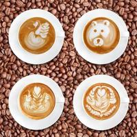 café latte art em fundo de grãos de café torrados foto