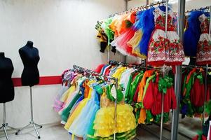 fantasias de carnaval infantil no escritório da costureira. foto