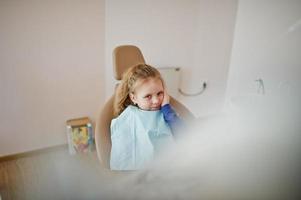 menina na cadeira do dentista. crianças odontológicas. foto