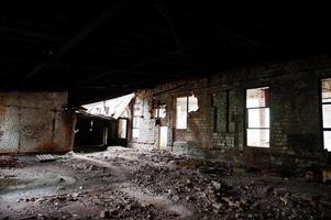 interior industrial de uma antiga fábrica abandonada. foto