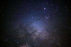 close-up da Via Láctea, fotografia de longa exposição, com grãos foto