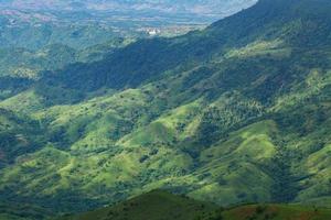 belas paisagens montanhosas em phutabberk phetchabun, tailândia foto