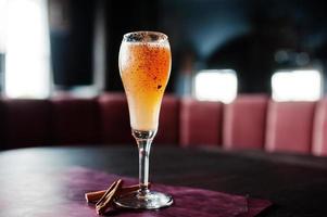 coquetel longo alcoólico com canela na mesa do bar. foto