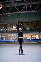 mulher patinadora artística no rinque de patinação no gelo. foto