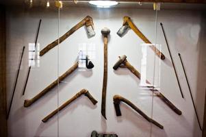 armas ou ferramentas medievais atrás do vidro do museu. foto