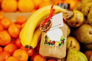 pote caseiro com bananas na prateleira de um supermercado ou mercearia. feito com amor. foto