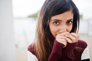 feche o retrato de uma jovem bela adolescente indiana ou sul-asiática de vestido. foto