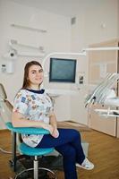 retrato de bebê dentista feminino em seu consultório odontológico. foto