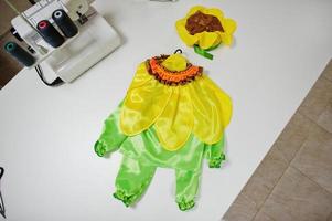 fantasia de menino feito à mão de carnaval infantil no escritório da costureira no local de trabalho. foto