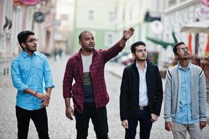 grupo de quatro estudantes indianos do sexo masculino. colegas passam tempo juntos. foto