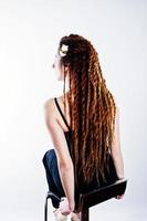 sessão de estúdio da garota de volta com dreads em fundo branco. foto