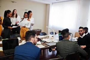 diversos empresários em uma reunião na mesa redonda. foto