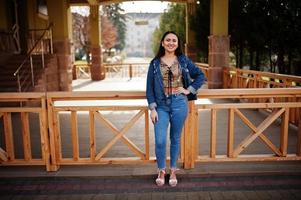 menina bonita modelo latino do equador vestir jeans posou na rua. foto