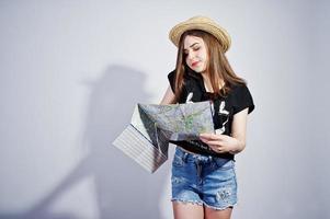turista de garota com mapa, use camisa lol, shorts e chapéu falando no celular isolado no branco. foto