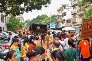 nova delhi, índia 01 de julho de 2022 - uma grande reunião de devotos de diferentes partes de delhi por ocasião de ratha yatra ou ratyatra. rath para lord jagannath puxado por pessoas, jagannath rath yatra foto
