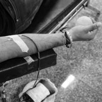 doador de sangue no campo de doação de sangue realizado com uma bola saltitante segurando na mão no templo balaji, vivek vihar, delhi, índia, imagem para o dia mundial do doador de sangue em 14 de junho de cada ano, campo de doação de sangue foto