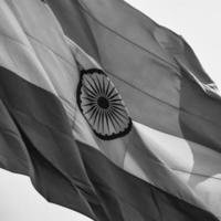 bandeira da índia voando no lugar de connaught com orgulho no céu azul, bandeira da índia tremulando, bandeira indiana no dia da independência e dia da república da índia, acenando a bandeira indiana, hasteando bandeiras da índia - preto e branco foto