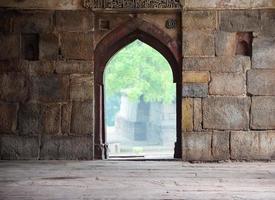 arquitetura mughal dentro dos jardins de lodhi, delhi, índia, bela arquitetura dentro da mesquita de três cúpulas no jardim de lodhi é considerada a mesquita de sexta-feira para a oração de sexta-feira, túmulo do jardim de lodhi foto